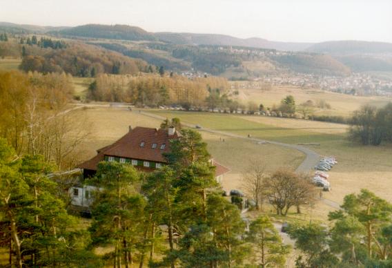 Blick vom Raichbergturm übers Nägelehaus auf Onstmettingen und die Burg (975 m, links)  (23.11.2003 / WF)